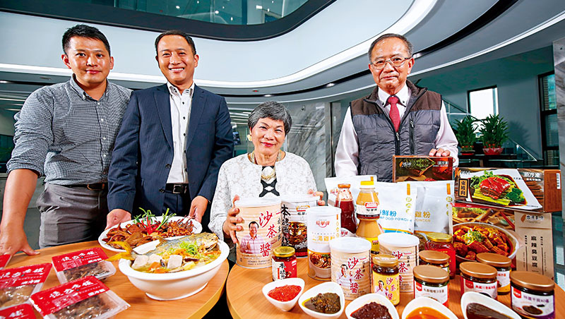 楊奕鍊（右1）與擔任董事長的太太楊林米梨（右2），兒子楊智雄（右3），把南投小調味料廠生意做到全台